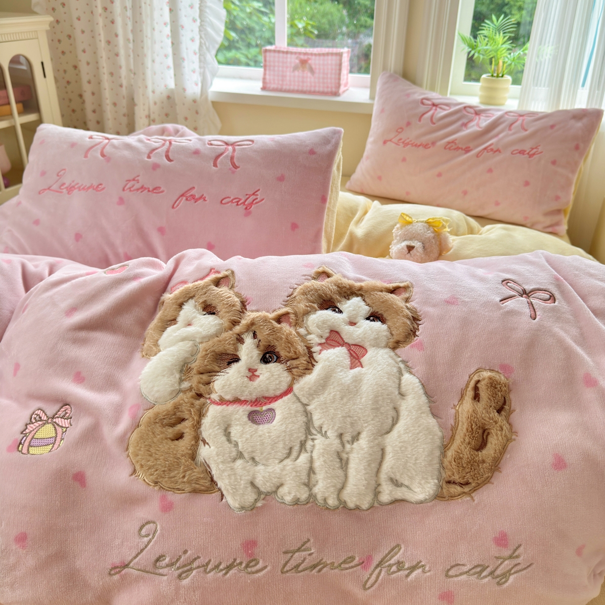 91家纺网 家纺一手货源 找家纺 优彩 2025新款牛奶绒绣花四件套毛巾绣贴布绣牛奶绒四件套 萌萌猫