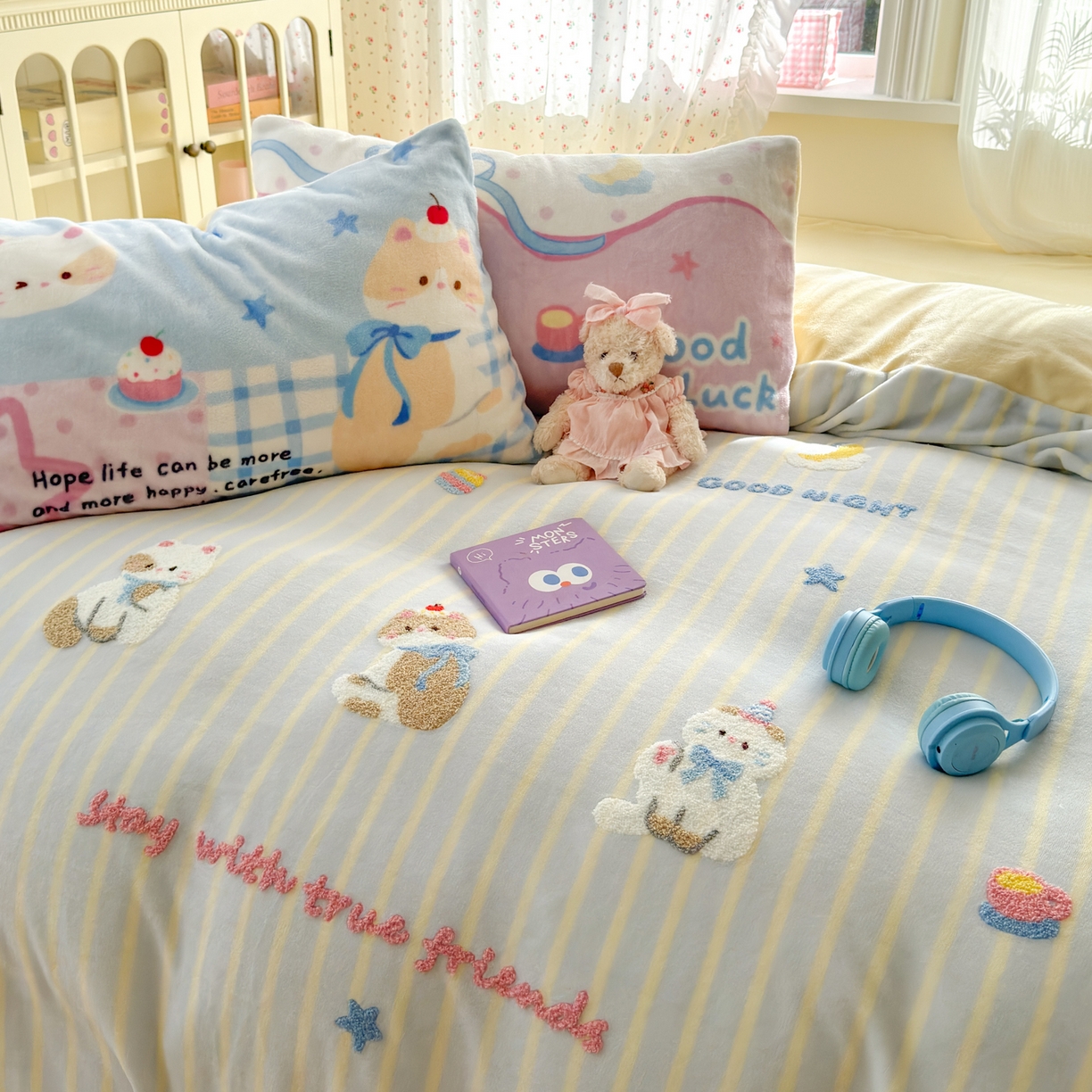 91家纺网 家纺一手货源 找家纺 优彩 2025新款牛奶绒绣花四件套毛巾绣贴布绣牛奶绒四件套 晚安猫