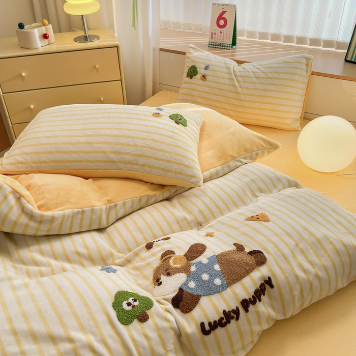 91家纺网 家纺一手货源 找家纺 优彩 2025新款牛奶绒绣花四件套毛巾绣贴布绣牛奶绒四件套 小可乐