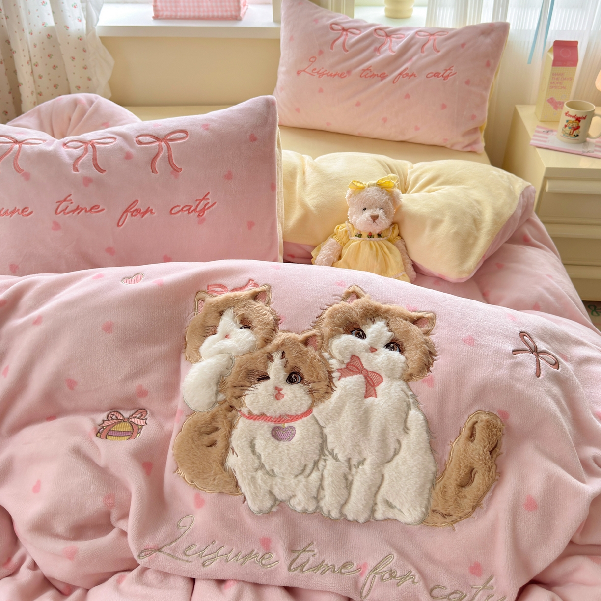 91家纺网 家纺一手货源 找家纺 优彩 2025新款牛奶绒绣花四件套毛巾绣贴布绣牛奶绒四件套 萌萌猫