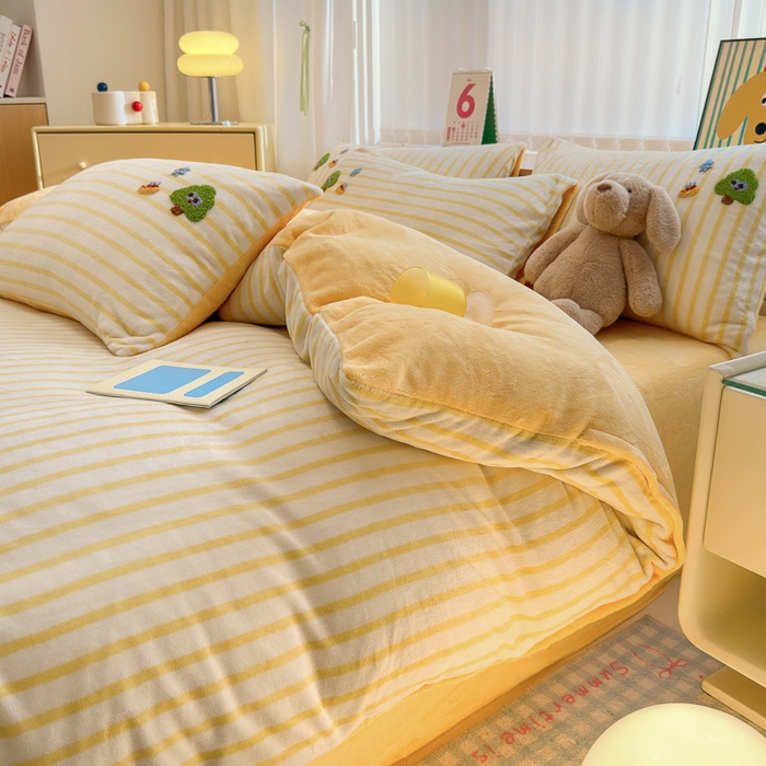 91家纺网 家纺一手货源 找家纺 优彩 2025新款牛奶绒绣花四件套毛巾绣贴布绣牛奶绒四件套 小可乐