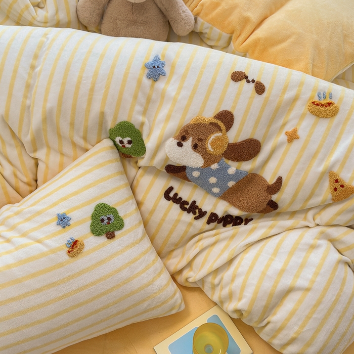 91家纺网 家纺一手货源 找家纺 优彩 2025新款牛奶绒绣花四件套毛巾绣贴布绣牛奶绒四件套 小可乐