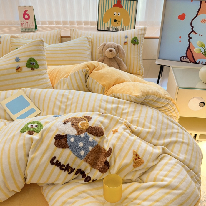 91家纺网 家纺一手货源 找家纺 优彩 2025新款牛奶绒绣花四件套毛巾绣贴布绣牛奶绒四件套 小可乐