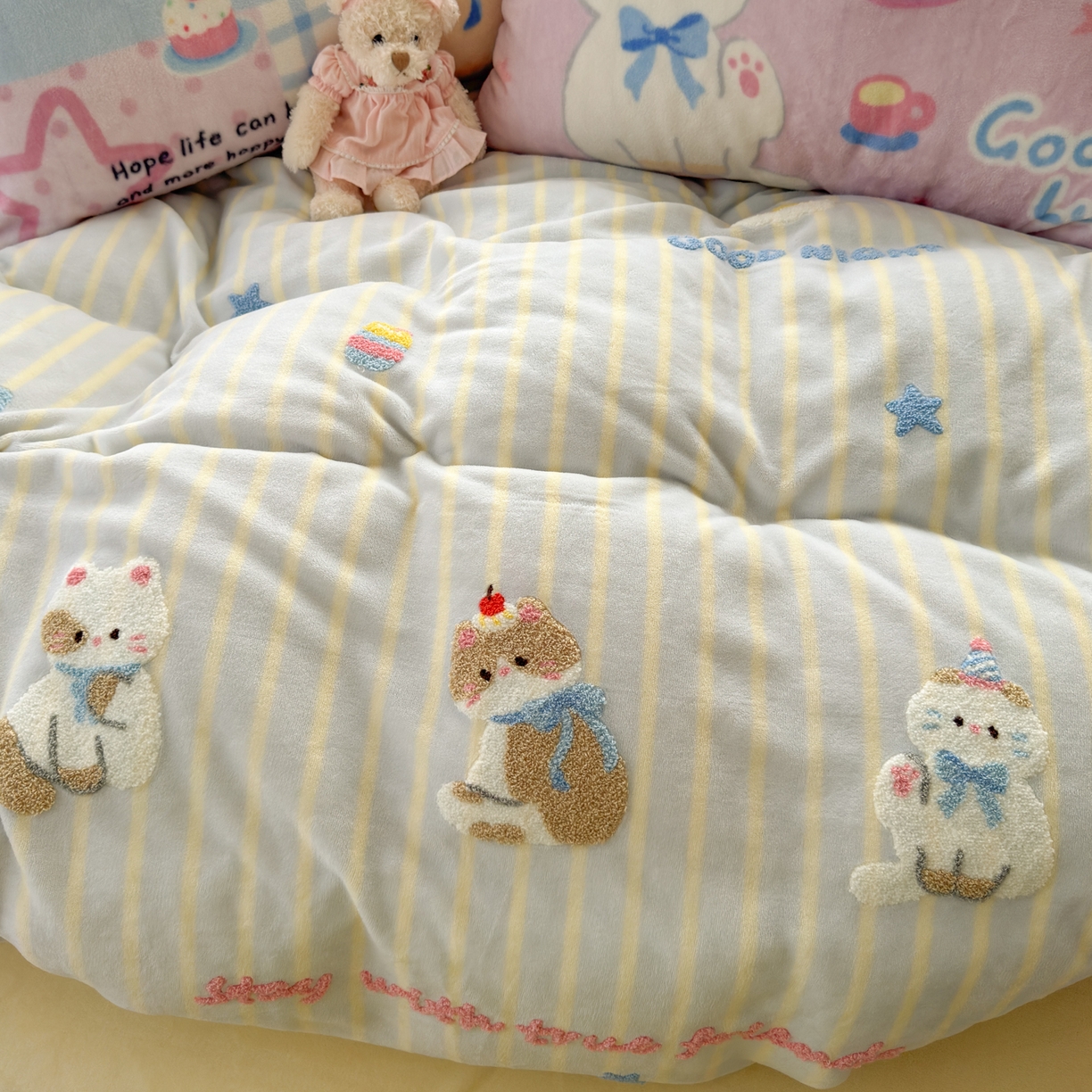 91家纺网 家纺一手货源 找家纺 优彩 2025新款牛奶绒绣花四件套毛巾绣贴布绣牛奶绒四件套 晚安猫