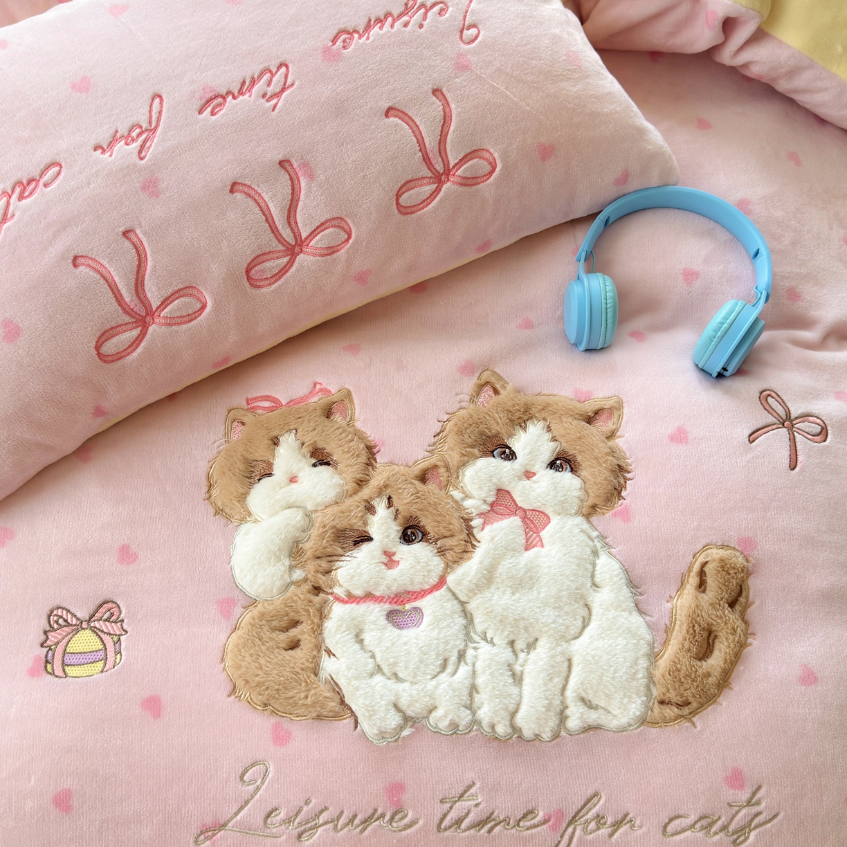 91家纺网 家纺一手货源 找家纺 优彩 2025新款牛奶绒绣花四件套毛巾绣贴布绣牛奶绒四件套 萌萌猫