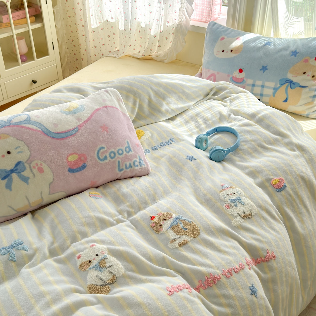 91家纺网 家纺一手货源 找家纺 优彩 2025新款牛奶绒绣花四件套毛巾绣贴布绣牛奶绒四件套 晚安猫