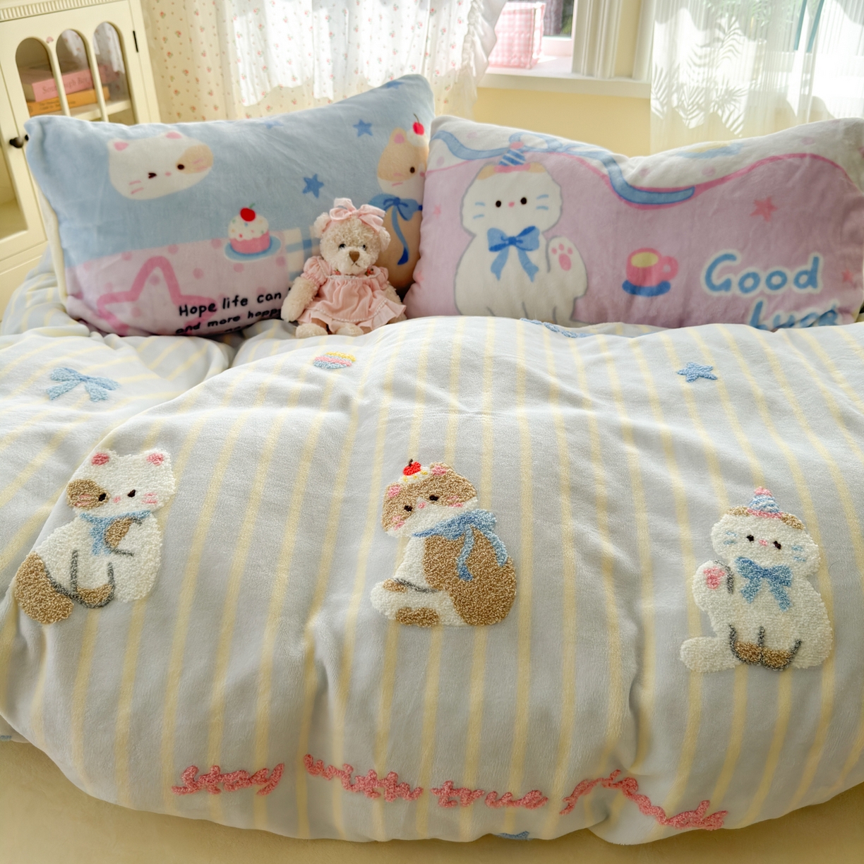 91家纺网 家纺一手货源 找家纺 优彩 2025新款牛奶绒绣花四件套毛巾绣贴布绣牛奶绒四件套 晚安猫