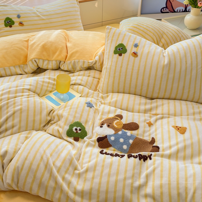 91家纺网 家纺一手货源 找家纺 优彩 2025新款牛奶绒绣花四件套毛巾绣贴布绣牛奶绒四件套 小可乐