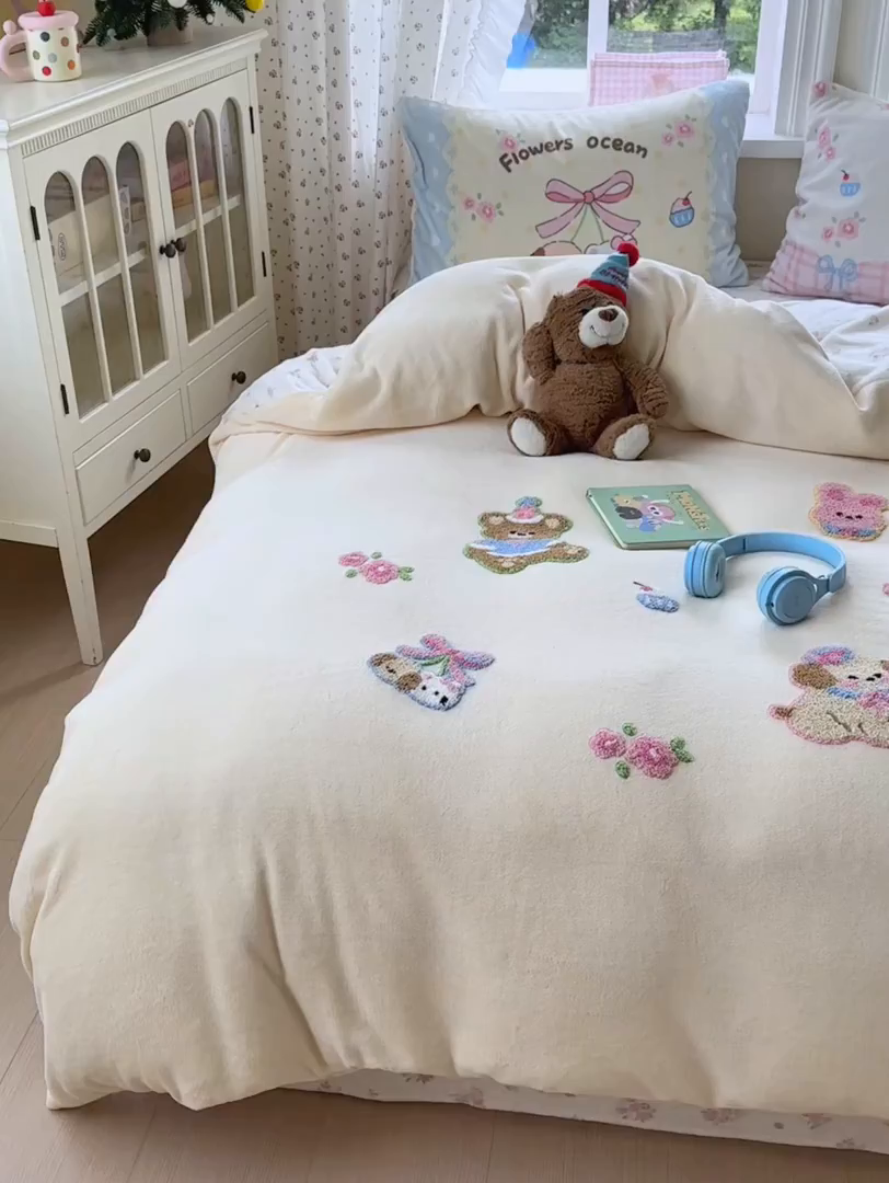 91家纺网 家纺一手货源 找家纺 优彩 2025新款牛奶绒绣花四件套毛巾绣贴布绣牛奶绒四件套 毛绒森林