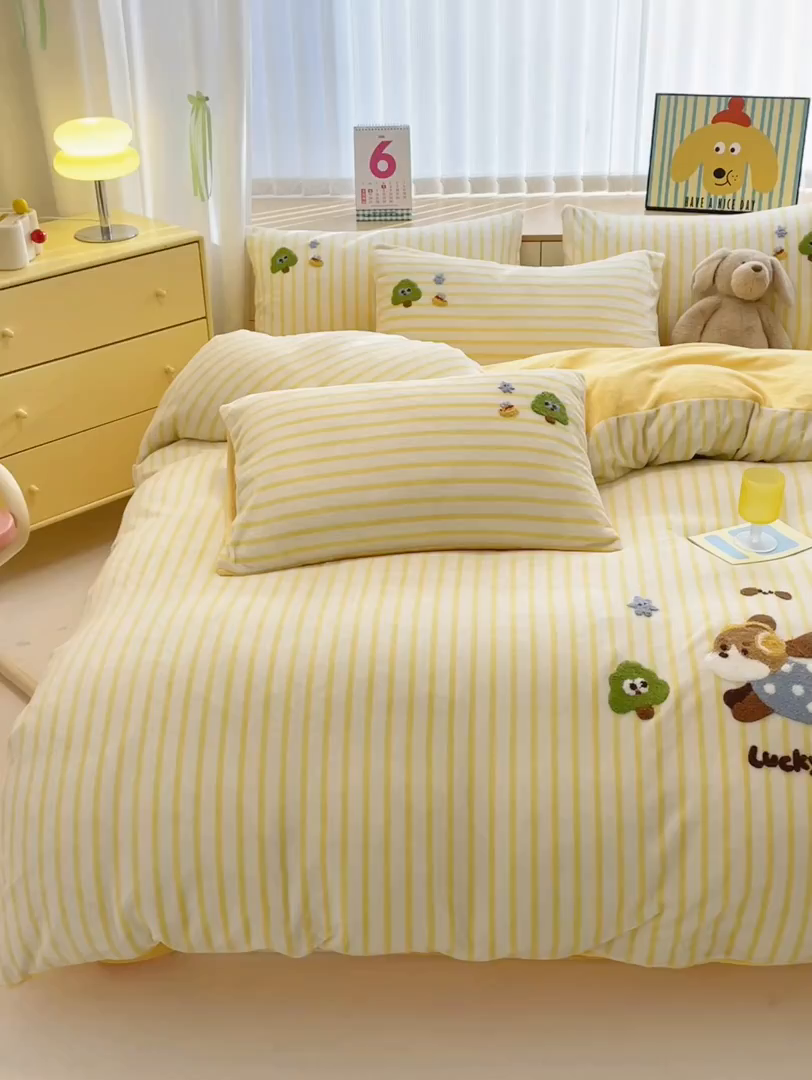 91家纺网 家纺一手货源 找家纺 优彩 2025新款牛奶绒绣花四件套毛巾绣贴布绣牛奶绒四件套 小可乐