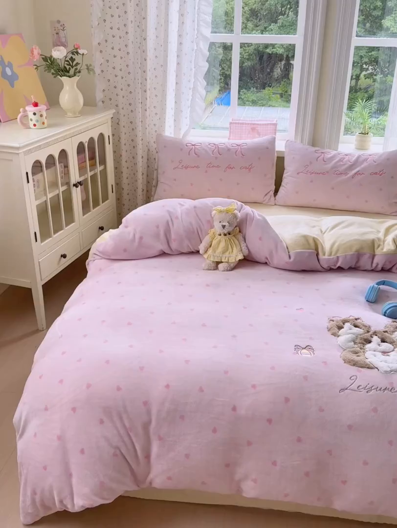 91家纺网 家纺一手货源 找家纺 优彩 2025新款牛奶绒绣花四件套毛巾绣贴布绣牛奶绒四件套 萌萌猫