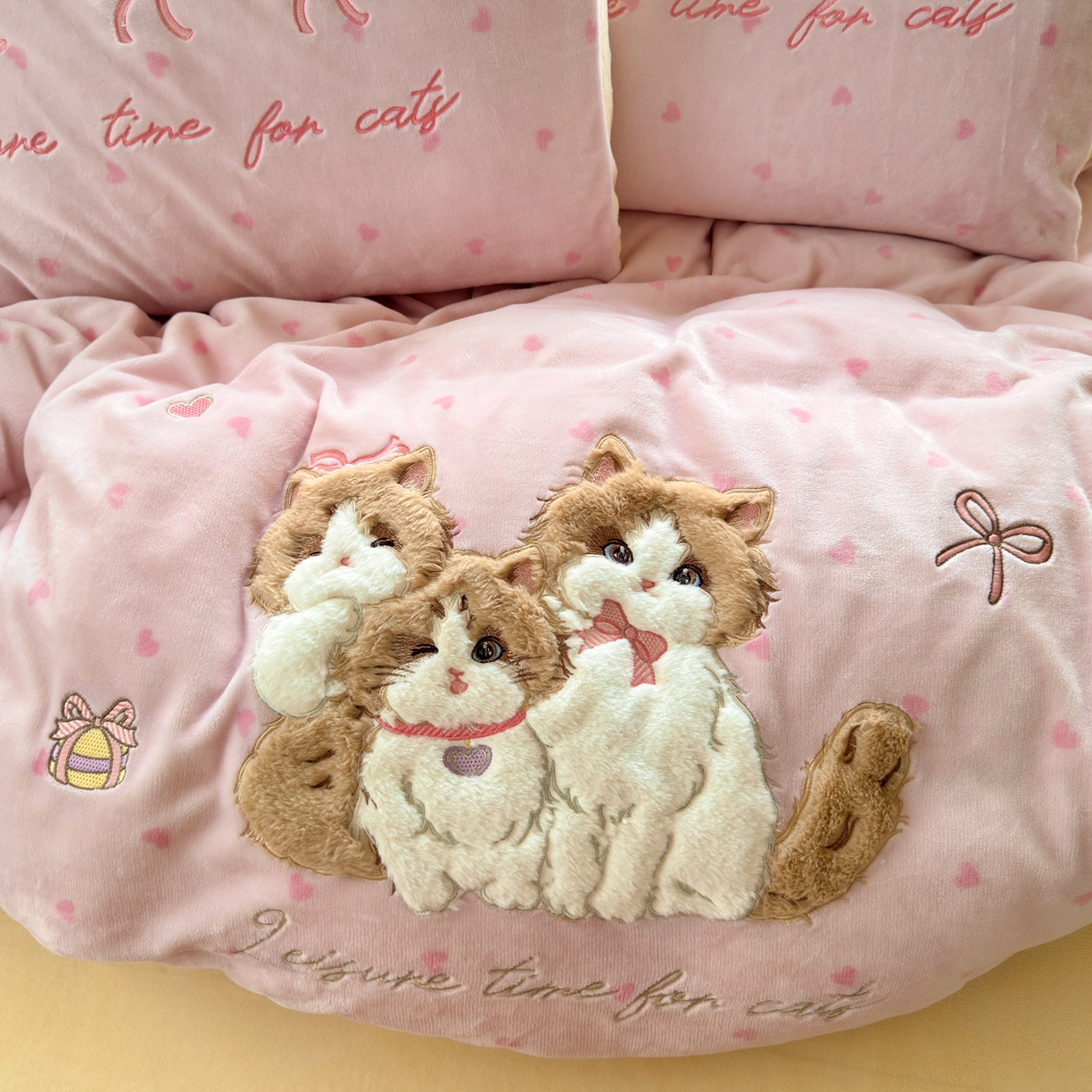 91家纺网 家纺一手货源 找家纺 优彩 2025新款牛奶绒绣花四件套毛巾绣贴布绣牛奶绒四件套 萌萌猫