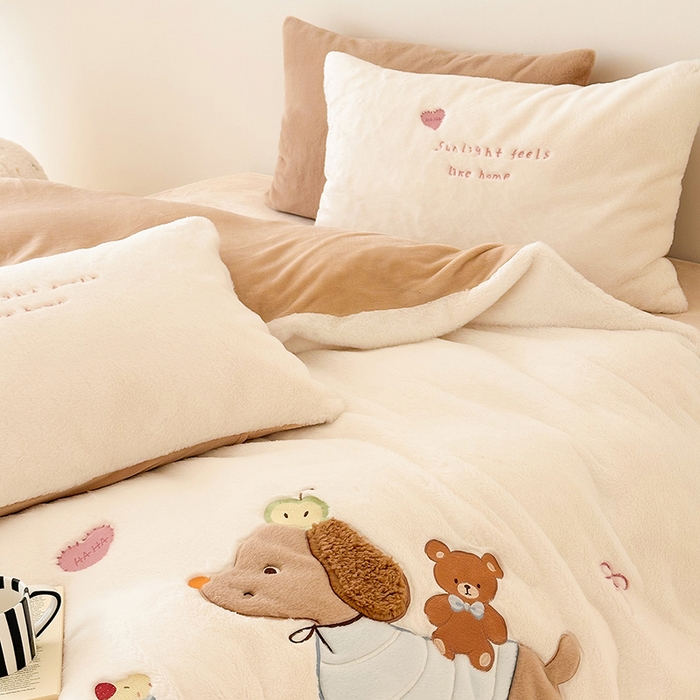 91家纺网 家纺一手货源 找家纺 乐坊 2025新款300g高克重兔绒卡通贴布绣牛奶绒四件套冬季加厚保暖 熊熊腊肠狗