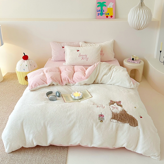 91家纺网 家纺一手货源 找家纺 （总）乐坊 2025新款300g高克重兔绒卡通贴布绣牛奶绒四件套冬季加厚保暖