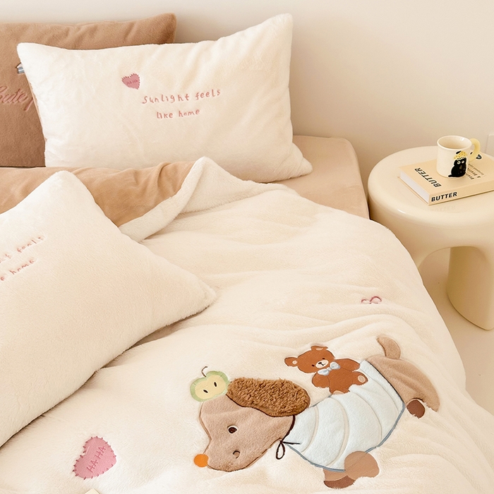 91家纺网 家纺一手货源 找家纺 乐坊 2025新款300g高克重兔绒卡通贴布绣牛奶绒四件套冬季加厚保暖 熊熊腊肠狗