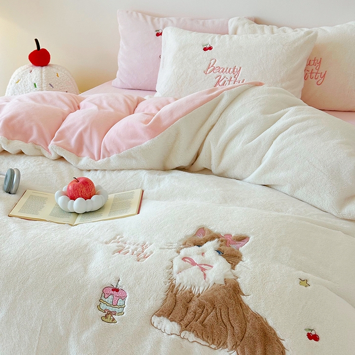 91家纺网 家纺一手货源 找家纺 （总）乐坊 2025新款300g高克重兔绒卡通贴布绣牛奶绒四件套冬季加厚保暖