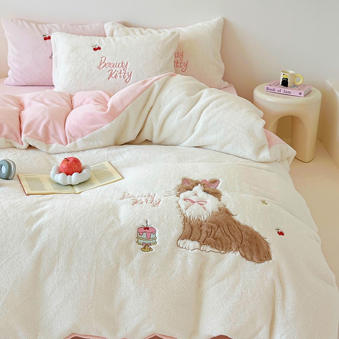 91家纺网 家纺一手货源 找家纺 （总）乐坊 2025新款300g高克重兔绒卡通贴布绣牛奶绒四件套冬季加厚保暖