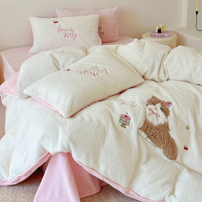 91家纺网 家纺一手货源 找家纺 （总）乐坊 2025新款300g高克重兔绒卡通贴布绣牛奶绒四件套冬季加厚保暖