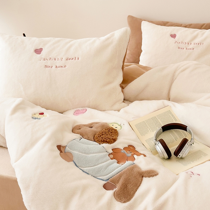 91家纺网 家纺一手货源 找家纺 乐坊 2025新款300g高克重兔绒卡通贴布绣牛奶绒四件套冬季加厚保暖 熊熊腊肠狗