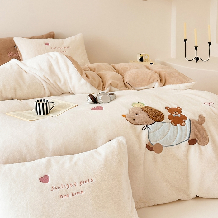 91家纺网 家纺一手货源 找家纺 乐坊 2025新款300g高克重兔绒卡通贴布绣牛奶绒四件套冬季加厚保暖 熊熊腊肠狗