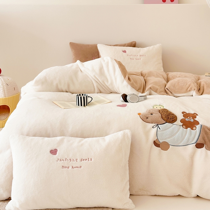 91家纺网 家纺一手货源 找家纺 乐坊 2025新款300g高克重兔绒卡通贴布绣牛奶绒四件套冬季加厚保暖 熊熊腊肠狗