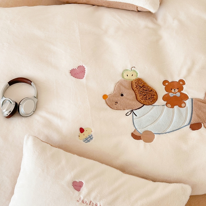 91家纺网 家纺一手货源 找家纺 乐坊 2025新款300g高克重兔绒卡通贴布绣牛奶绒四件套冬季加厚保暖 熊熊腊肠狗