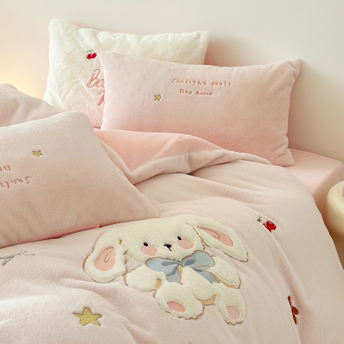 91家纺网 家纺一手货源 找家纺 乐坊 2025新款300g高克重兔绒卡通贴布绣牛奶绒四件套冬季加厚保暖 可爱兔兔