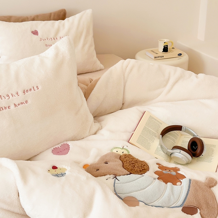 91家纺网 家纺一手货源 找家纺 乐坊 2025新款300g高克重兔绒卡通贴布绣牛奶绒四件套冬季加厚保暖 熊熊腊肠狗