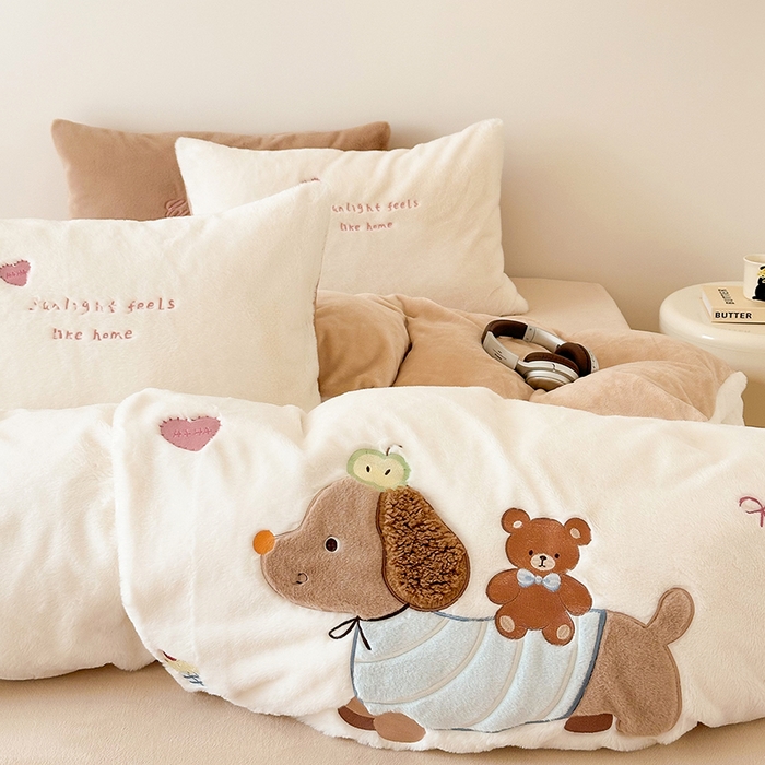 91家纺网 家纺一手货源 找家纺 （总）乐坊 2025新款300g高克重兔绒卡通贴布绣牛奶绒四件套冬季加厚保暖