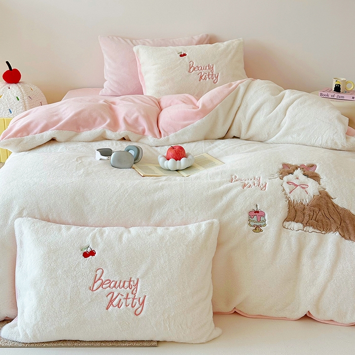 91家纺网 家纺一手货源 找家纺 （总）乐坊 2025新款300g高克重兔绒卡通贴布绣牛奶绒四件套冬季加厚保暖