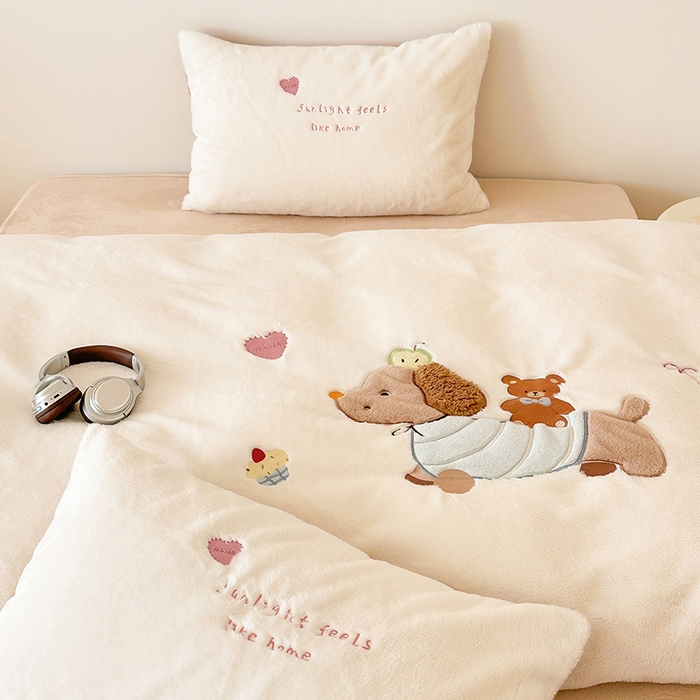 91家纺网 家纺一手货源 找家纺 乐坊 2025新款300g高克重兔绒卡通贴布绣牛奶绒四件套冬季加厚保暖 熊熊腊肠狗