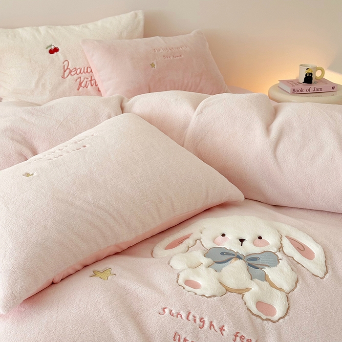 91家纺网 家纺一手货源 找家纺 乐坊 2025新款300g高克重兔绒卡通贴布绣牛奶绒四件套冬季加厚保暖 可爱兔兔