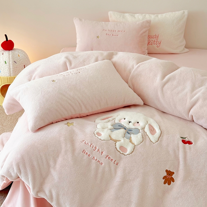 91家纺网 家纺一手货源 找家纺 乐坊 2025新款300g高克重兔绒卡通贴布绣牛奶绒四件套冬季加厚保暖 可爱兔兔