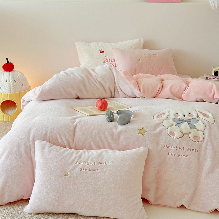 91家纺网 家纺一手货源 找家纺 乐坊 2025新款300g高克重兔绒卡通贴布绣牛奶绒四件套冬季加厚保暖 可爱兔兔