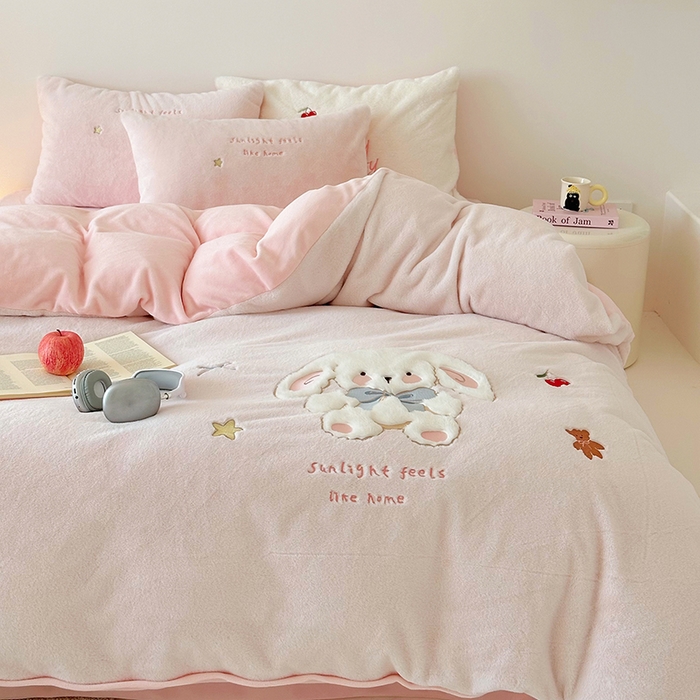 91家纺网 家纺一手货源 找家纺 乐坊 2025新款300g高克重兔绒卡通贴布绣牛奶绒四件套冬季加厚保暖 可爱兔兔