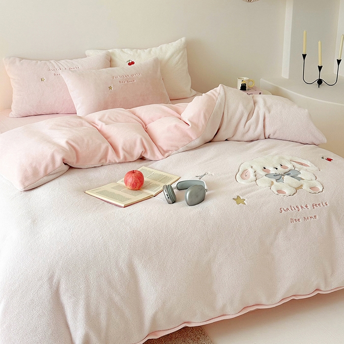 91家纺网 家纺一手货源 找家纺 乐坊 2025新款300g高克重兔绒卡通贴布绣牛奶绒四件套冬季加厚保暖 可爱兔兔