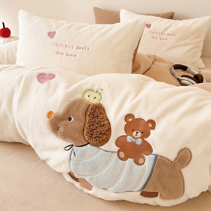 91家纺网 家纺一手货源 找家纺 乐坊 2025新款300g高克重兔绒卡通贴布绣牛奶绒四件套冬季加厚保暖 熊熊腊肠狗