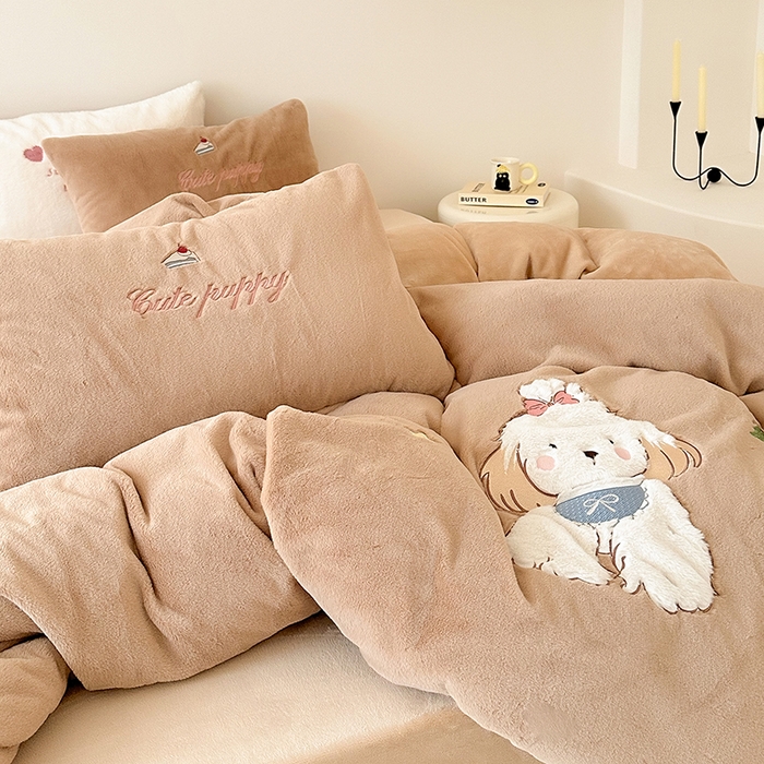91家纺网 家纺一手货源 找家纺 乐坊 2025新款300g高克重兔绒卡通贴布绣牛奶绒四件套冬季加厚保暖 美拉德狗狗