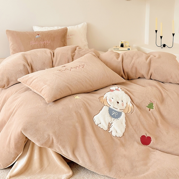 91家纺网 家纺一手货源 找家纺 乐坊 2025新款300g高克重兔绒卡通贴布绣牛奶绒四件套冬季加厚保暖 美拉德狗狗