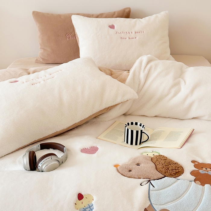 91家纺网 家纺一手货源 找家纺 乐坊 2025新款300g高克重兔绒卡通贴布绣牛奶绒四件套冬季加厚保暖 熊熊腊肠狗