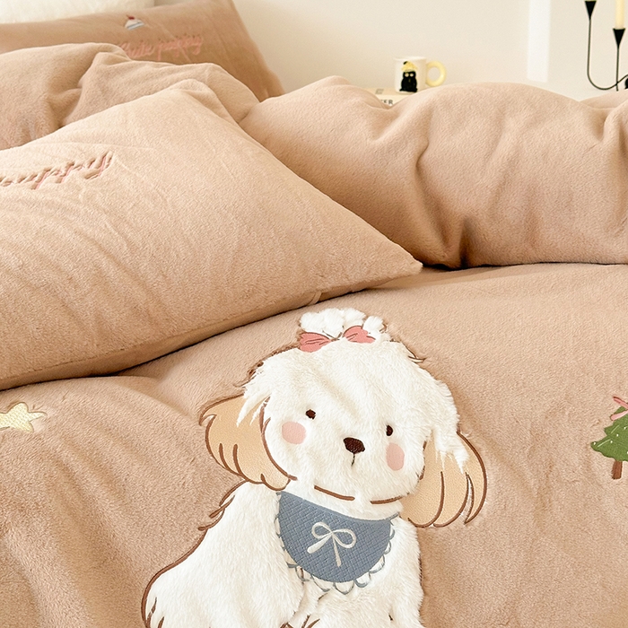 91家纺网 家纺一手货源 找家纺 乐坊 2025新款300g高克重兔绒卡通贴布绣牛奶绒四件套冬季加厚保暖 美拉德狗狗