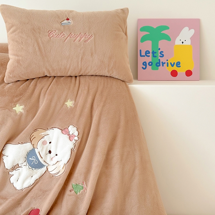 91家纺网 家纺一手货源 找家纺 乐坊 2025新款300g高克重兔绒卡通贴布绣牛奶绒四件套冬季加厚保暖 美拉德狗狗