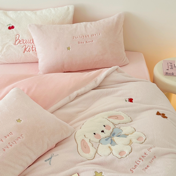 91家纺网 家纺一手货源 找家纺 乐坊 2025新款300g高克重兔绒卡通贴布绣牛奶绒四件套冬季加厚保暖 可爱兔兔