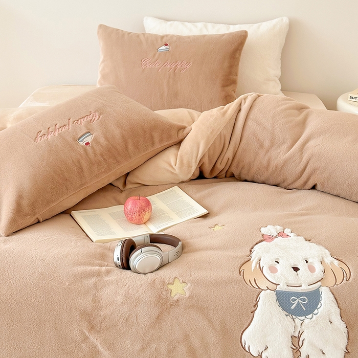 91家纺网 家纺一手货源 找家纺 乐坊 2025新款300g高克重兔绒卡通贴布绣牛奶绒四件套冬季加厚保暖 美拉德狗狗