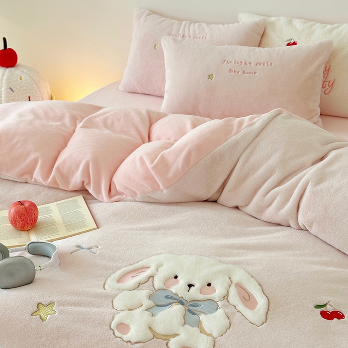 91家纺网 家纺一手货源 找家纺 乐坊 2025新款300g高克重兔绒卡通贴布绣牛奶绒四件套冬季加厚保暖 可爱兔兔