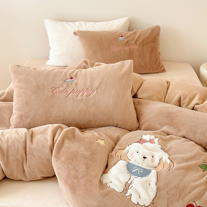 91家纺网 家纺一手货源 找家纺 乐坊 2025新款300g高克重兔绒卡通贴布绣牛奶绒四件套冬季加厚保暖 美拉德狗狗