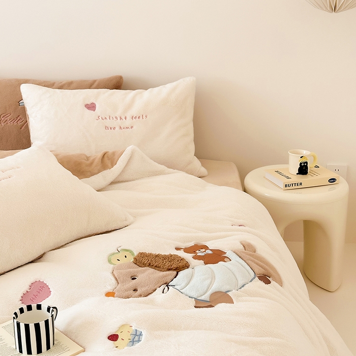 91家纺网 家纺一手货源 找家纺 乐坊 2025新款300g高克重兔绒卡通贴布绣牛奶绒四件套冬季加厚保暖 熊熊腊肠狗