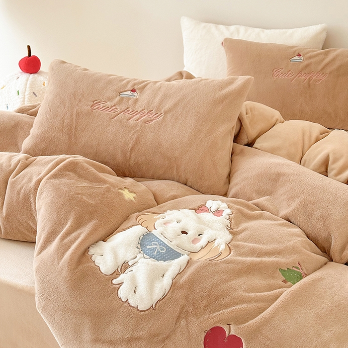 91家纺网 家纺一手货源 找家纺 乐坊 2025新款300g高克重兔绒卡通贴布绣牛奶绒四件套冬季加厚保暖 美拉德狗狗