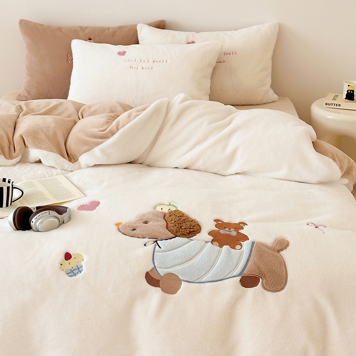 91家纺网 家纺一手货源 找家纺 乐坊 2025新款300g高克重兔绒卡通贴布绣牛奶绒四件套冬季加厚保暖 熊熊腊肠狗