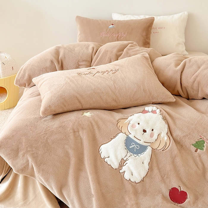 91家纺网 家纺一手货源 找家纺 乐坊 2025新款300g高克重兔绒卡通贴布绣牛奶绒四件套冬季加厚保暖 美拉德狗狗